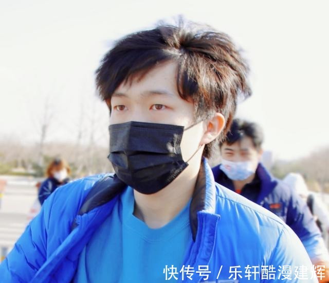 林高远|王楚钦机场遭围堵!粉丝近距离怼脸狂拍,世界冠军受够了全程黑脸