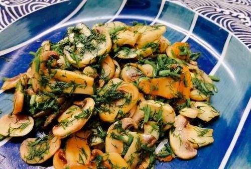 12道油煎出来的特色菜，看着就很有食欲，吃起来鲜香可口回味无穷