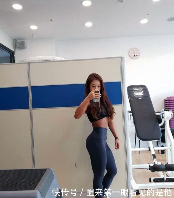 女子|女子非常热爱健身, 马甲线身材被赞美, 只是下半身有点显腿粗!