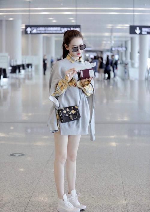 最近火了一种穿法叫，“卫衣+衬衫”，时髦显瘦，明星都上头了！