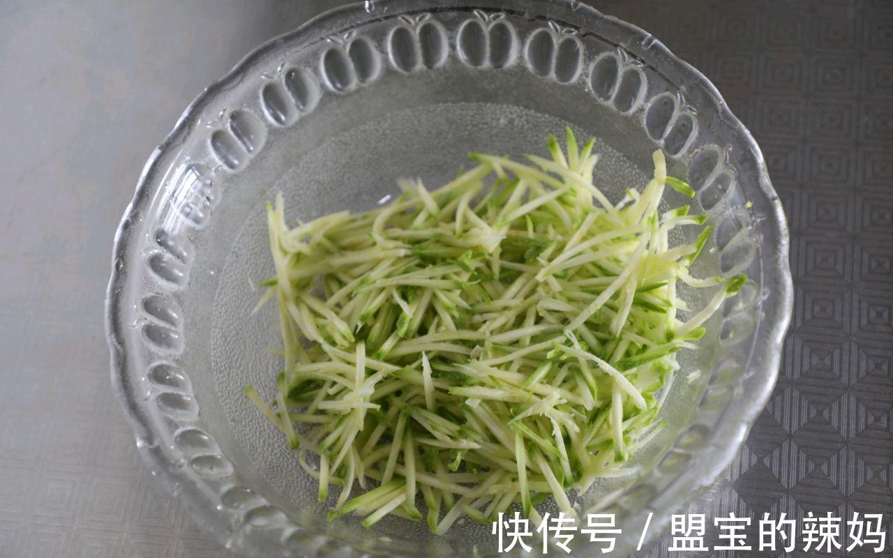 早餐|早起10分钟,给家人做茭瓜鸡蛋饼,鲜嫩可口,卫生还省钱