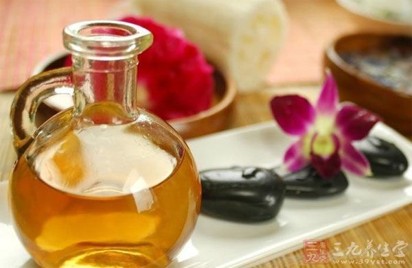 用玫瑰精油让女人肌肤更水嫩