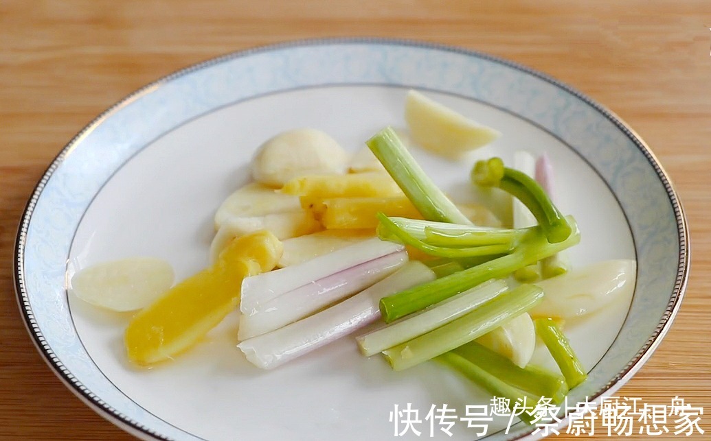 料酒|不管蒸什么鱼，切记不要放精盐和料酒，教你一招，鱼肉鲜嫩无腥味