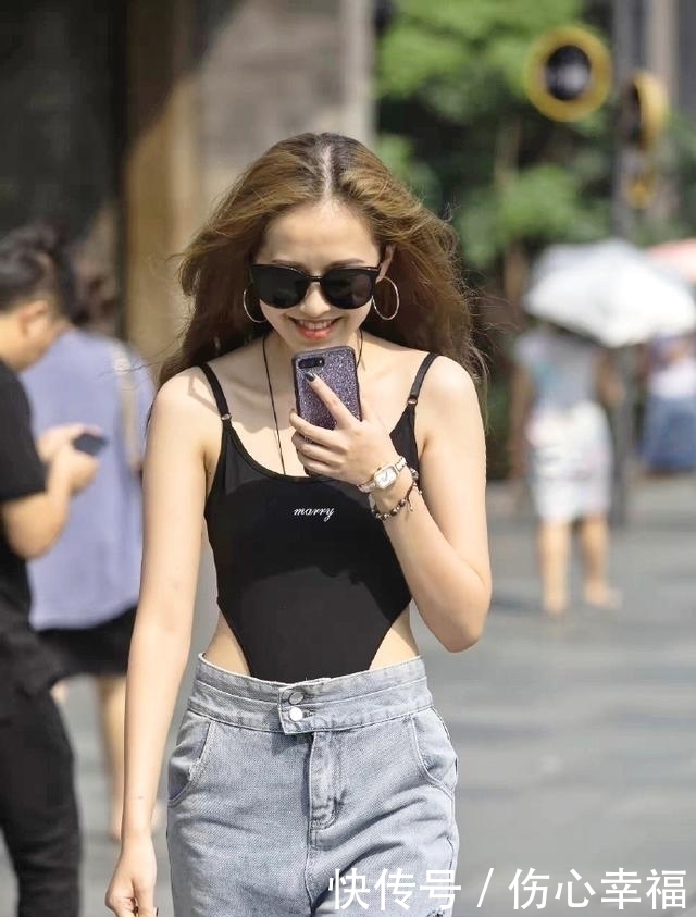 步行街|街拍:步行街遇到的美女,好身材加时尚的穿搭,每一笑都温暖人心