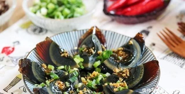 饭店大厨,皮蛋特别好吃,原来是这样切的,不沾刀,不散花