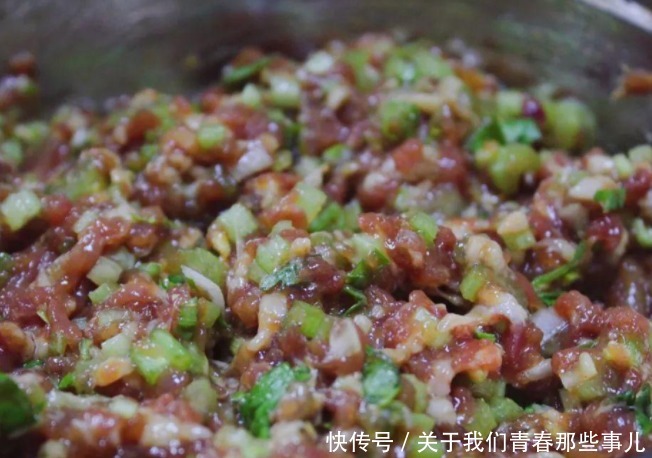 鲜嫩|调肉饺子馅别加料酒！记住“盐水油”3步，咬一口满嘴油，香喷喷