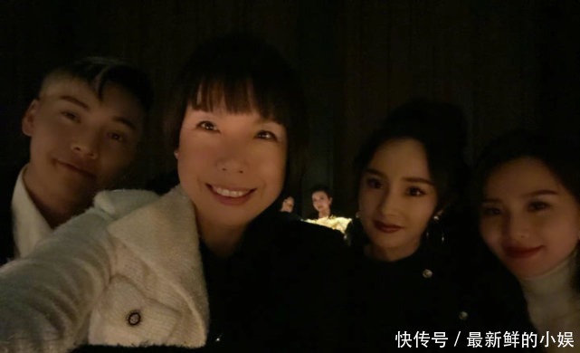 再现|杨幂学院风造型曝光,34岁再现少女感穿搭,漫画腿太抢镜