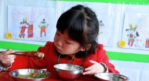 孩子|1岁儿子只喝奶奶冲的奶粉,妈妈觉得不对劲,尝了一口后无奈叹气