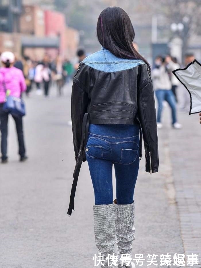 街拍图五气质小姐姐紧身牛仔裤搭配高筒靴,这小眼神好犀利