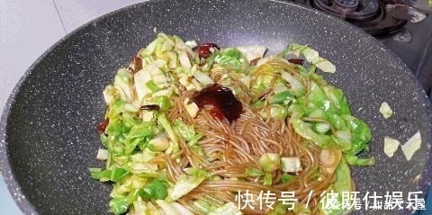 入味|才知道，包菜炒粉条要这样做，难怪以前老是粘锅，粉条不粘更入味