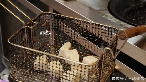 藏身拐角巷弄,一家小破店,只卖两种吃的,排队都排到大街上去了