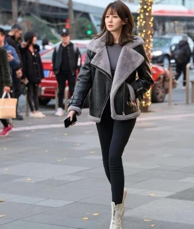 时尚|美女街拍:加绒的皮衣搭配黑色修身长裤,高贵冷艳,从容优雅