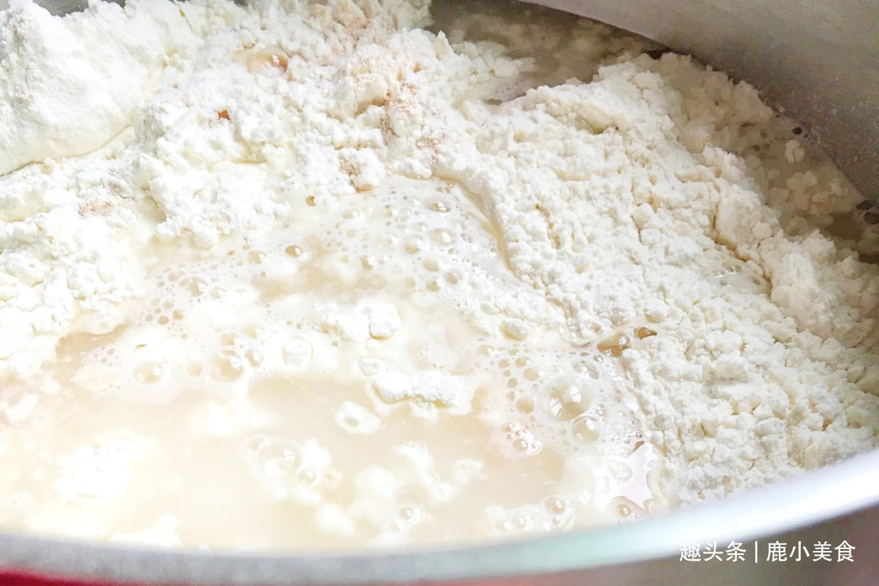 馒头不够蓬松还开裂和面时多加2料,馒头个个蓬松暄软,真好吃