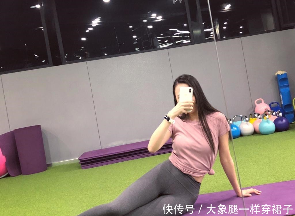 街拍休闲上衣搭配打底裤,简约大方,凸显迷人的身姿!