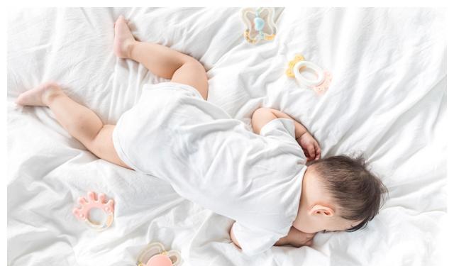 外面的世界|婴儿时常“蹬腿”,父母不要只顾着夸可爱,其中的深层原因别忽视