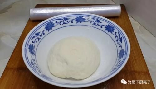 面团|烙饼这样做才好吃,开水一烫,张张柔软又劲道,比手抓饼还好吃