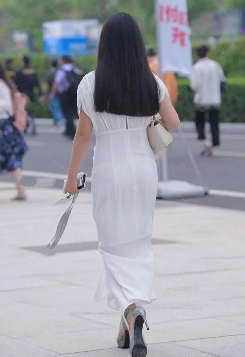 白色连衣裙配厚底高跟鞋，减龄又撩人，这才是女性该有的气质