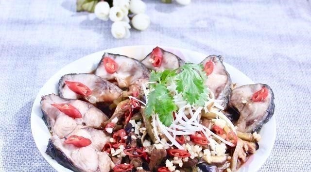 草鱼最过瘾的吃法,比酸菜鱼水煮鱼还好吃,做4斤大鱼,上桌就光