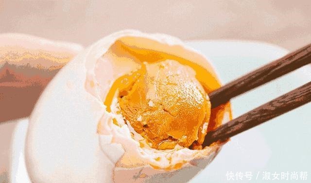 央视又“曝光”的海鸭蛋,为什么一戳就流“油”,你知道吗