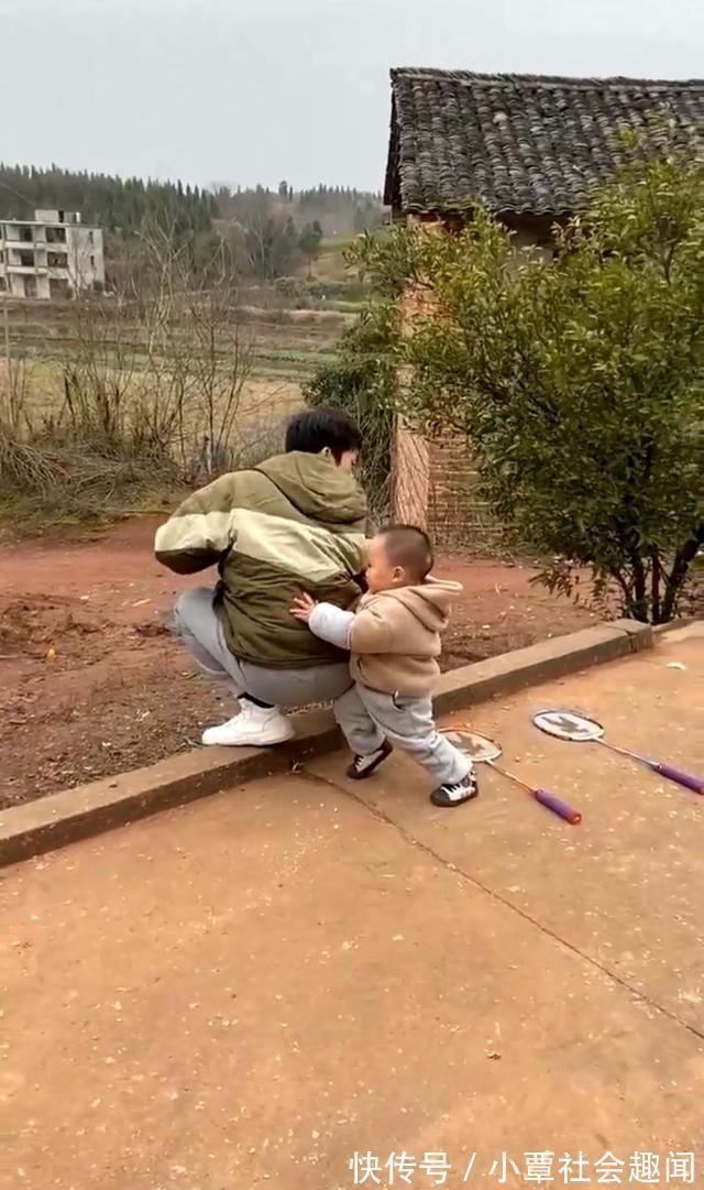 羽毛球拍|孩子把父亲推下台阶，网友：这儿子不能留，有反骨