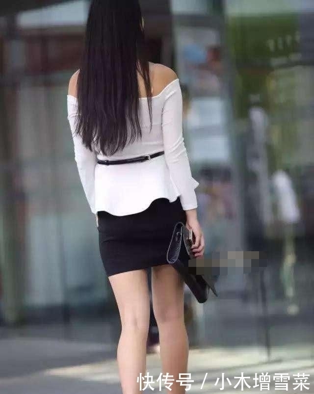 白色雪纺上衣搭配黑色短裙,明艳端庄,潇洒自信