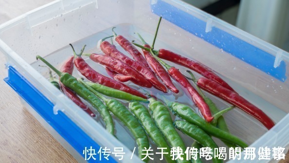 大厨|做腌茄子，别直接加调料，大厨教你一招，香辣爽口，放1年不会坏