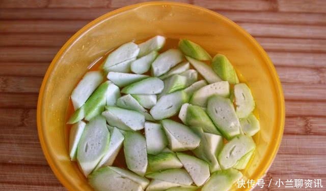 发苦|炒丝瓜时,记住不要直接下锅,教你一个小技巧,丝瓜不发黑不发苦