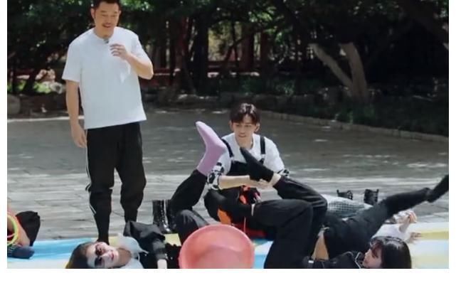 苗苗做游戲險些走光,宋雨琦幫忙遮擋,主動拉baby起身細節(jié)暖心