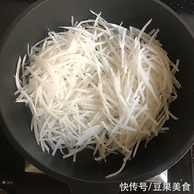 暖胃又养生,一次吃三大碗都不过瘾的虾丸萝卜丝汤