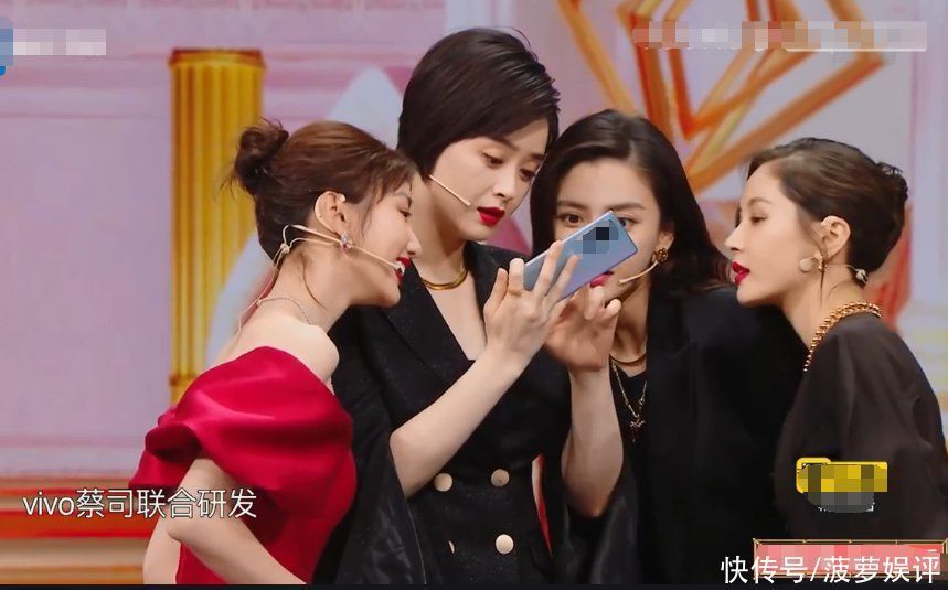 大家都在关注沈腾追杨颖摔倒，我却被预告吸引，主持人专场追定了