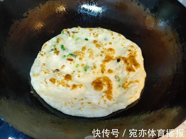 凉水|烙饼想要柔软好吃有层次，和面用开水还是凉水？其实都不正确