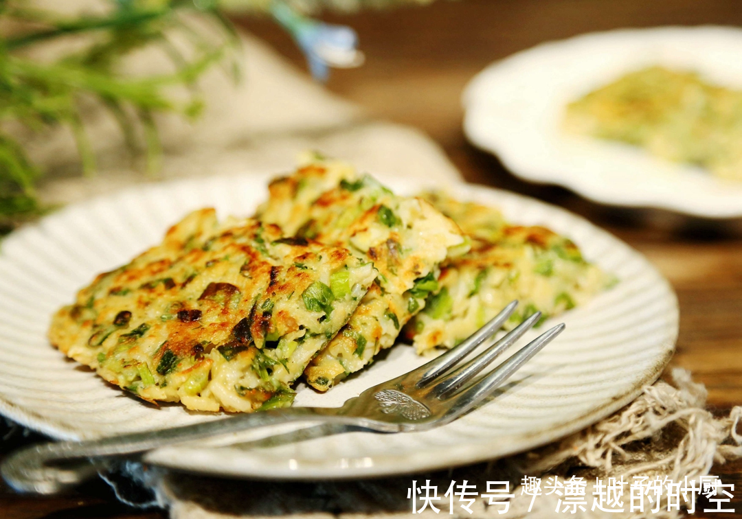 10分钟早餐快速饼两段莲藕、一把芹菜叶，味道好，营养高！