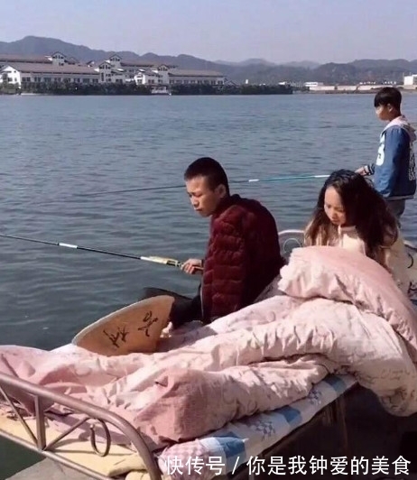 一日三餐|男子痴迷钓鱼，竟将家搬到了河边过起了日子，一日三餐睡全部解决