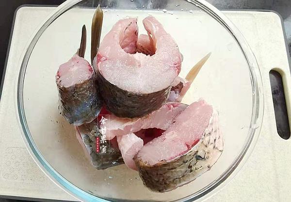 桌管|入夏后，用这食材炖鱼好开胃，咸鲜味美下饭菜，大碗上桌管够