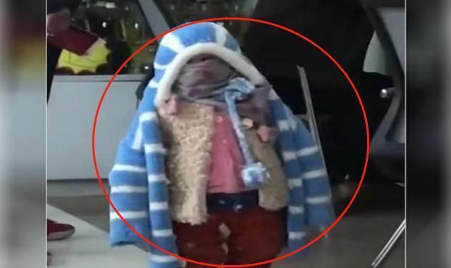 老人家|“保暖爷爷”带娃走红,孩子全身被裹得像企鹅,网友:还能走路?