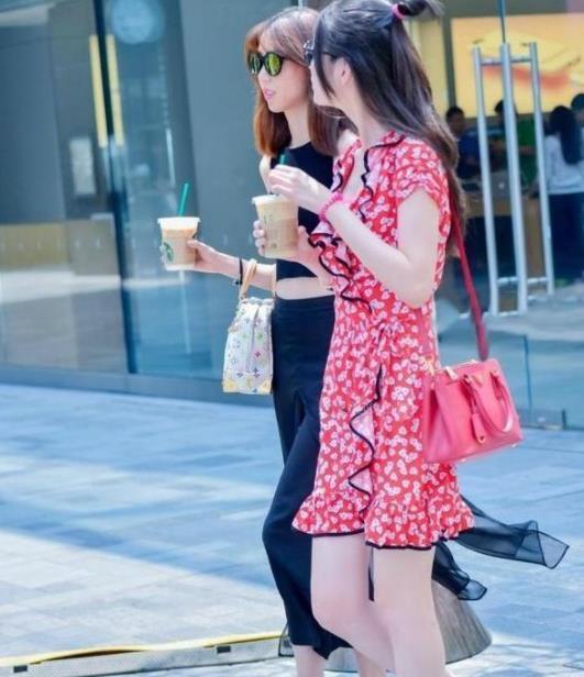 街拍:黑色上衣+黑色长裤的美女,简单时尚又大方