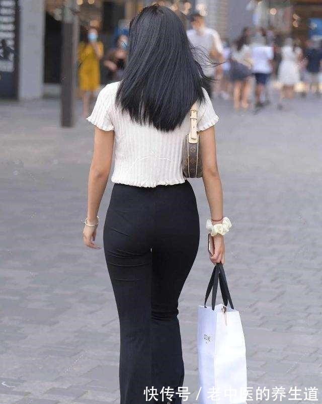 包包 黑色露脐短袖搭配黑色高腰打底裤,整体显瘦显高,气质妩媚!