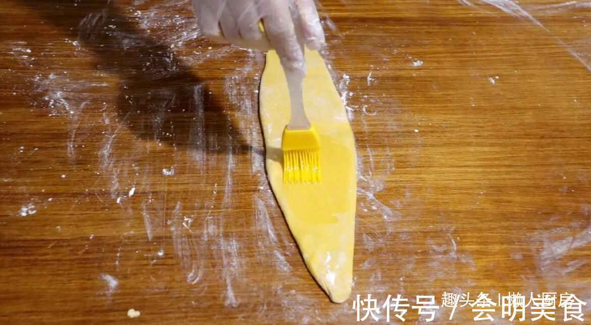 一块南瓜,一碗面粉,教你用电饭锅做好吃的南瓜花卷,比蒸的好吃