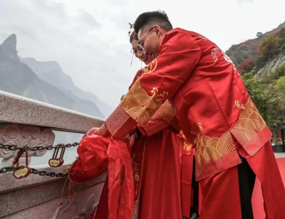 红叶|19对红叶恋人在巫山神女峰下见证爱情