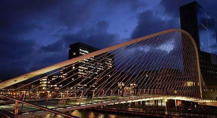 建筑|唯有鬼才,才敢让建筑飞起来!