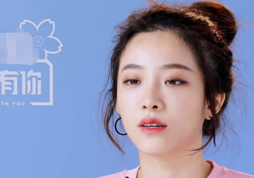 青你2喻言在衣服上面别小熊,不是为抢镜,是为了淘汰的周梓倩