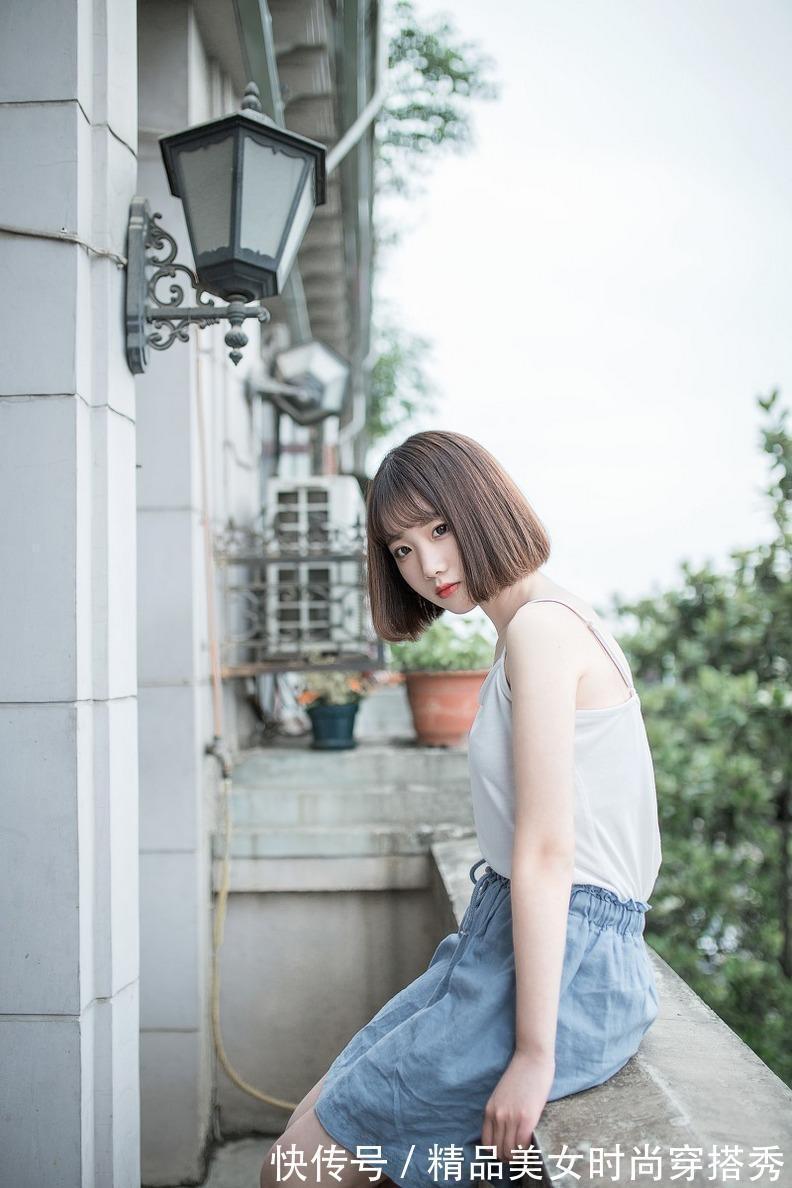 好搭 白色的吊带背心减龄又好搭,下搭简约的牛仔裙,给人简约的时尚感