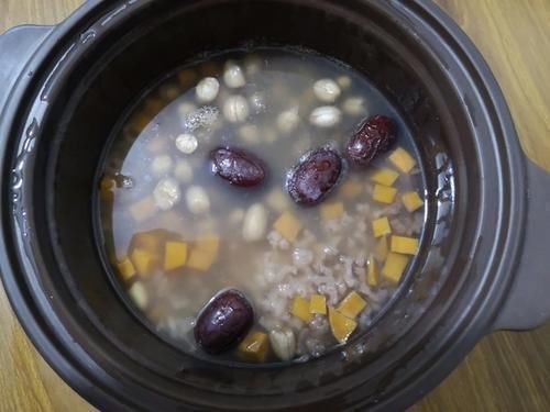 红豆和“它”一起炖，皱纹消失了，嘴巴不臭了，秀发变得乌黑亮丽