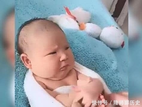 宝宝去拍“满月照”,不情愿的小表情太可爱,仿佛全身都在拒绝
