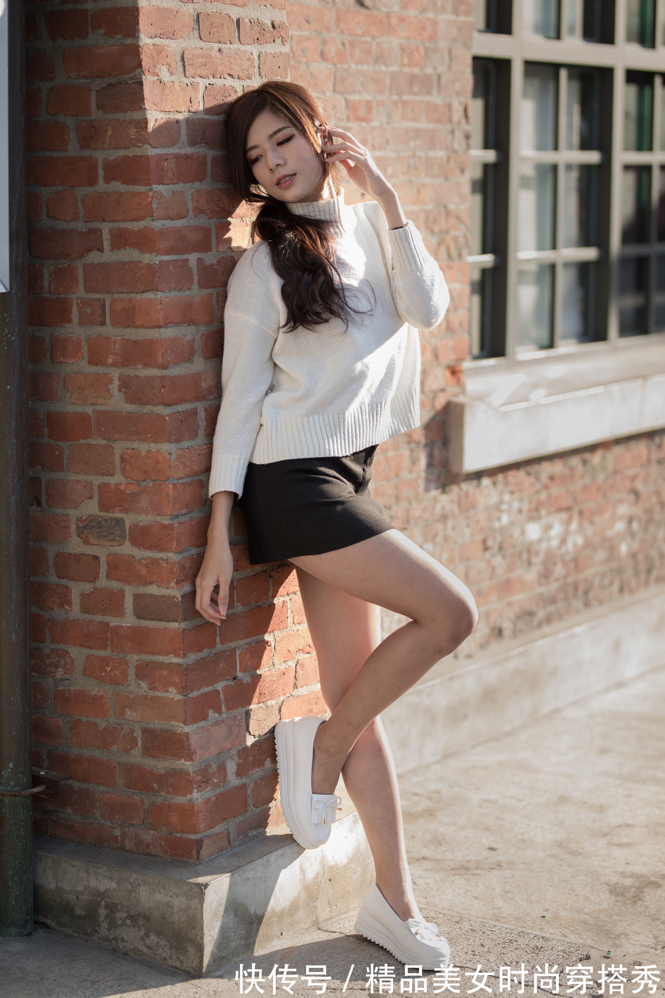 搭配|纯白色宽松毛衣，搭配一条半身裙，再配上松糕鞋，穿出不一样的美