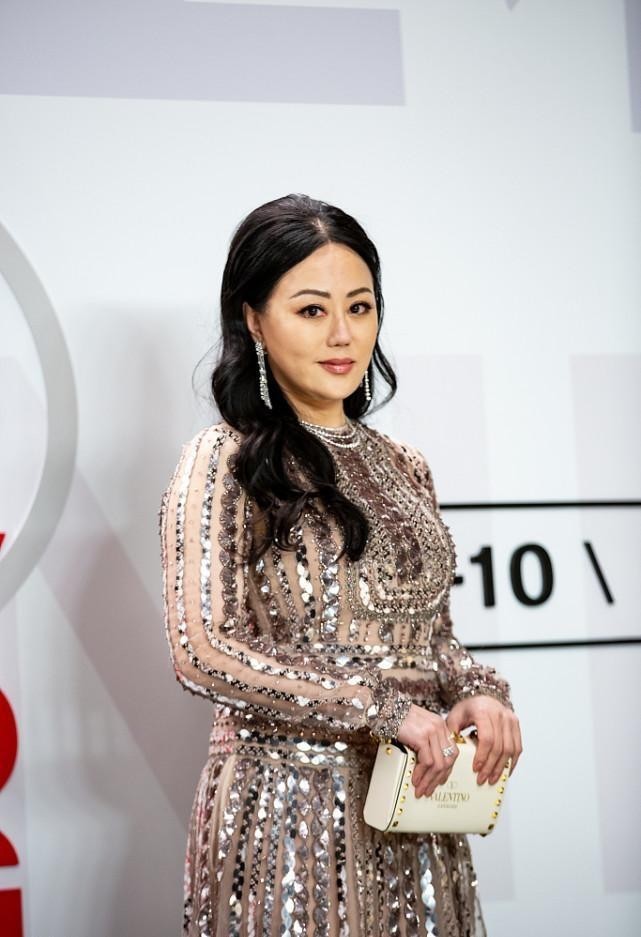 礼服|章小蕙就算是胖了, 还是那个“人间尤物”, 穿上礼服裙更有女人味