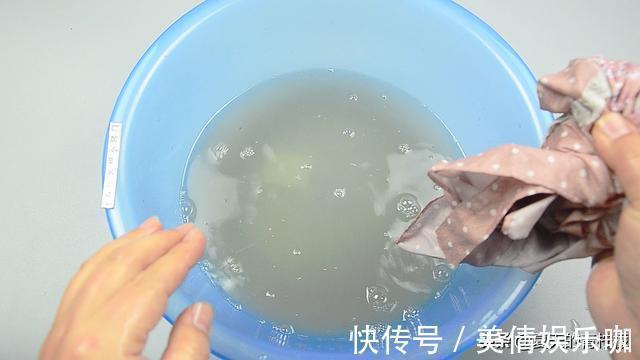 每次洗衣服前倒一碗,不管多脏的衣服,洗完后洁白如新,又学一招
