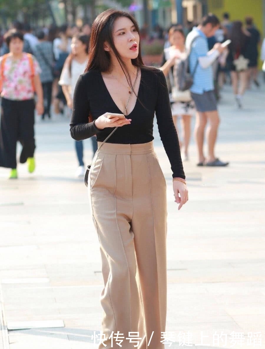 街拍:身材胖嘟嘟的小姐姐身穿高腰阔腿裤配黑色T恤,女人味十足