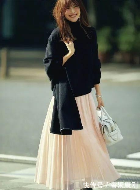 随性|卫衣+半裙=早秋最火混搭套路，时髦又有女人味