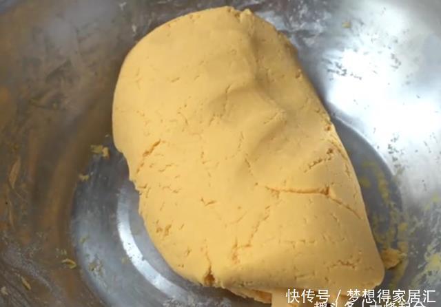  吃美|红薯饼好吃有技巧，做法简单软糯香甜，出锅女儿吃美了